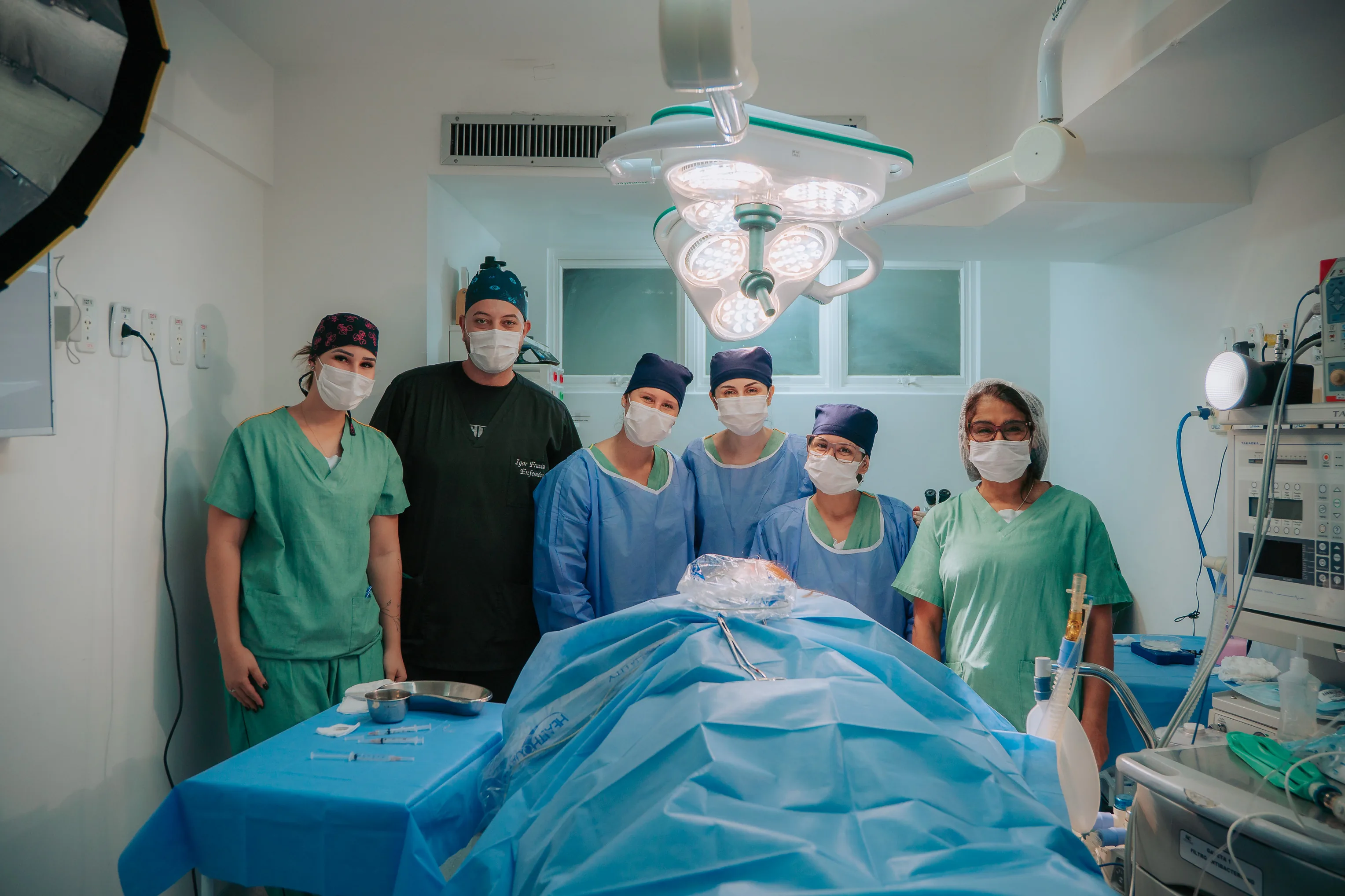 Equipe assistencial no centro cirúrgico hospitalar