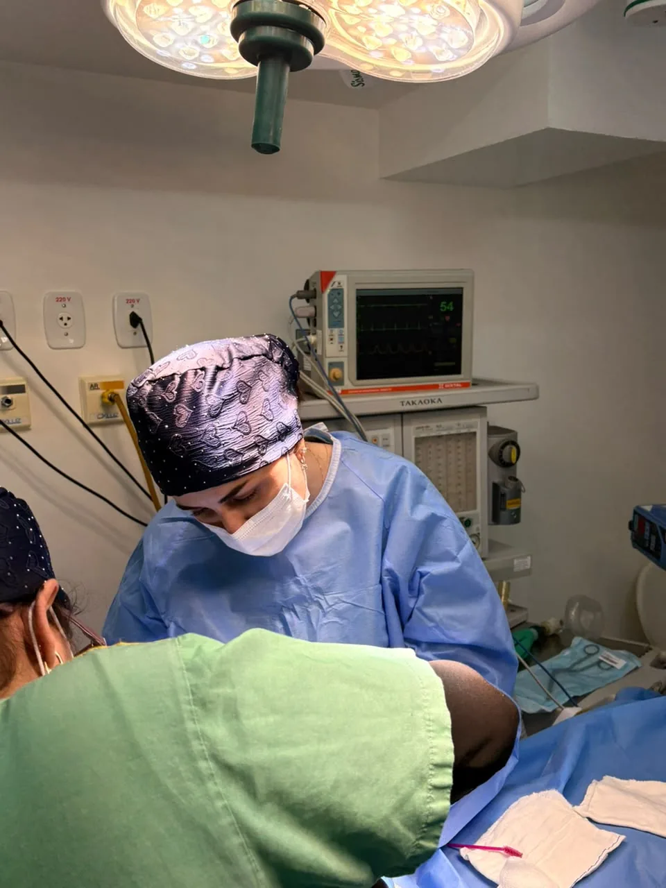 Equipe médica durante procedimento em centro cirúrgico